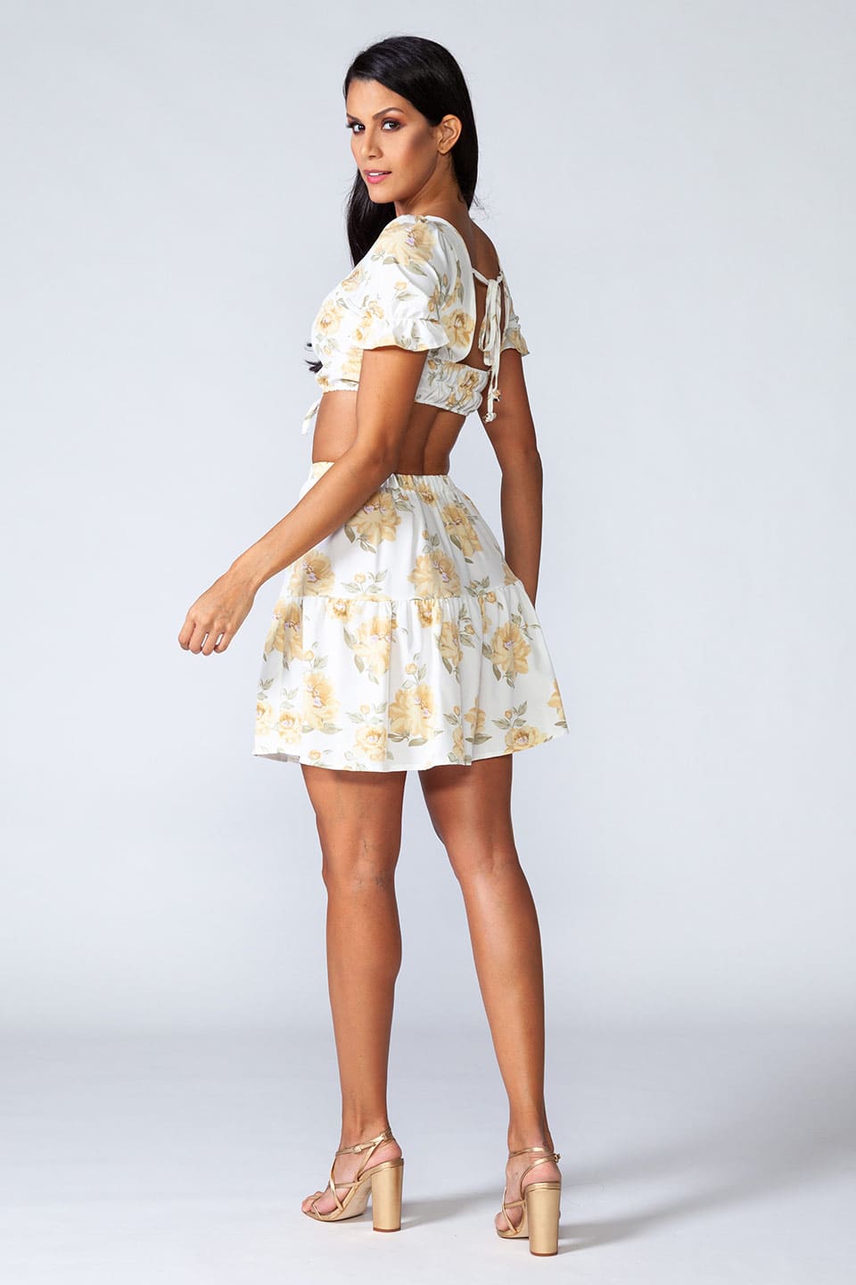 Model wearing trendy two piece set with floral print, Posing from behind